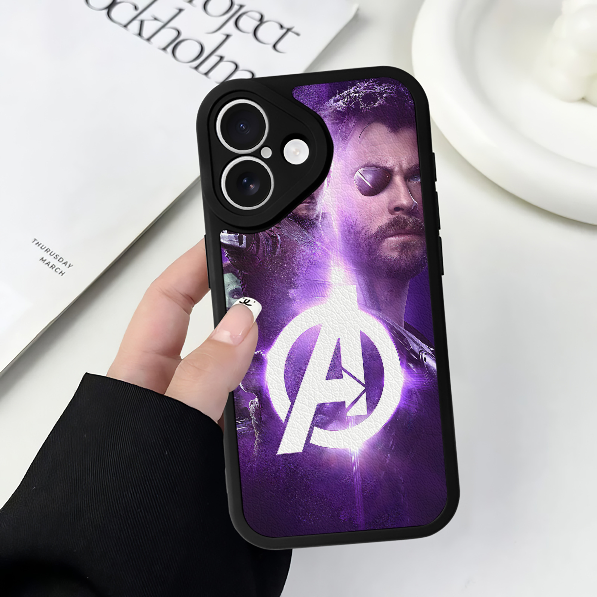 （画像用） アベンジャーズ The Avengers 【iPhone 16シリーズ対応】シリコンスマホケース（レザー調） 材質：シリコン